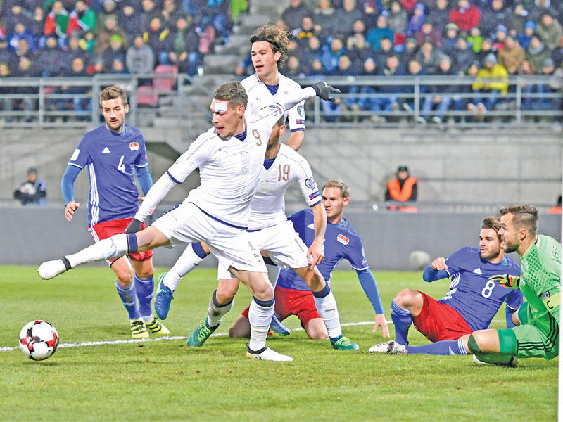 بيلوتي نجم منتخب إيطاليا في محاولة أمام مرمى ليشتنشتاين