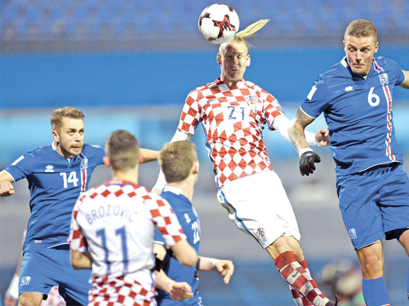 جانب من مباراة كرواتيا وأيسلندا