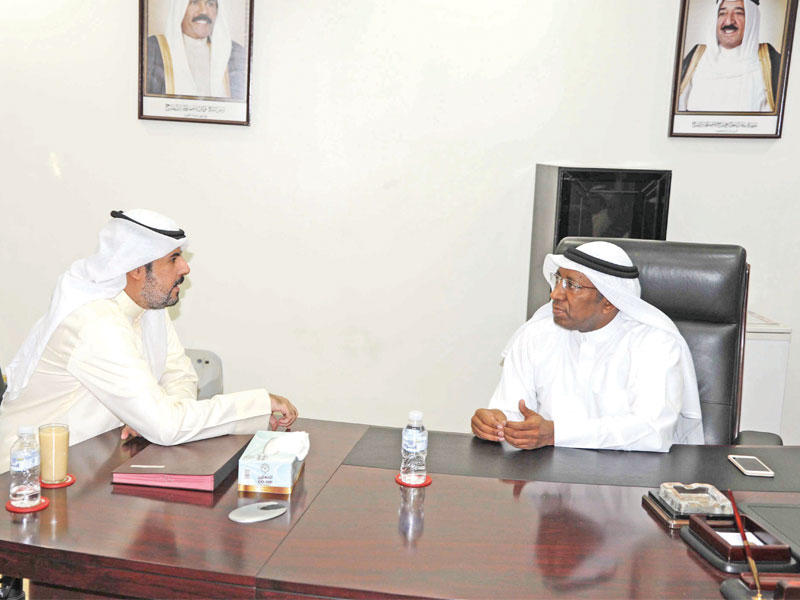 برجس والخليفة في حديث جانبي 