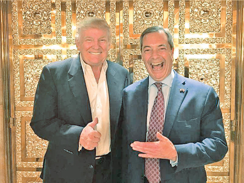 ترامب وفاراج خلال لقائهما أمس الأول (تويتر)