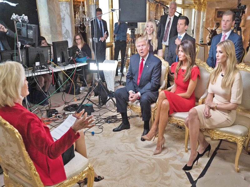 ترامب وعائلته خلال المقابلة مع شبكة «سي بي إس» والتي أجرتها الإعلامية ليزلي ستال