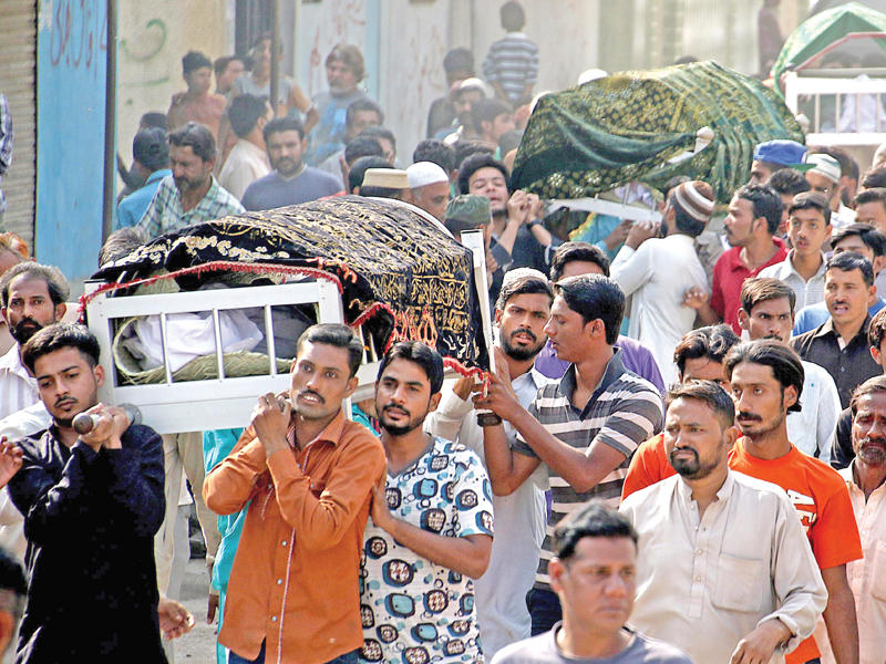 مشاركون في تشييع ضحايا حادثة المزار في كراتشي أمس ( إي بي إيه)
