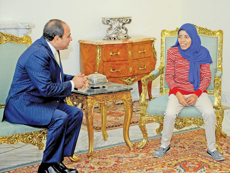 السيسي مستقبلاً «فتاة التروسيكل» 