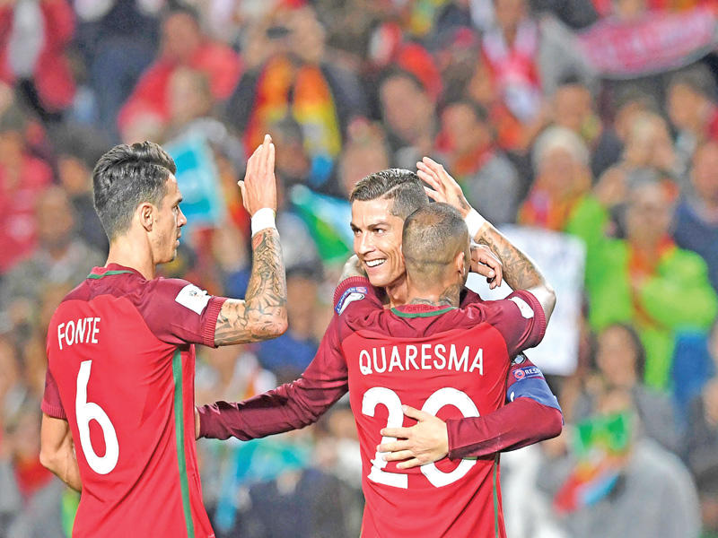 رونالدو يحتفل بهدفه في مرمى لاتفيا