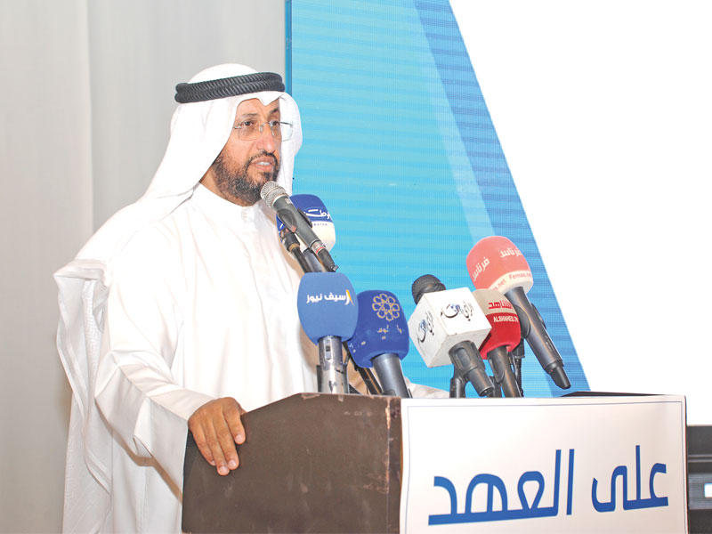 العجمي متحدثاً في افتتاح مقره