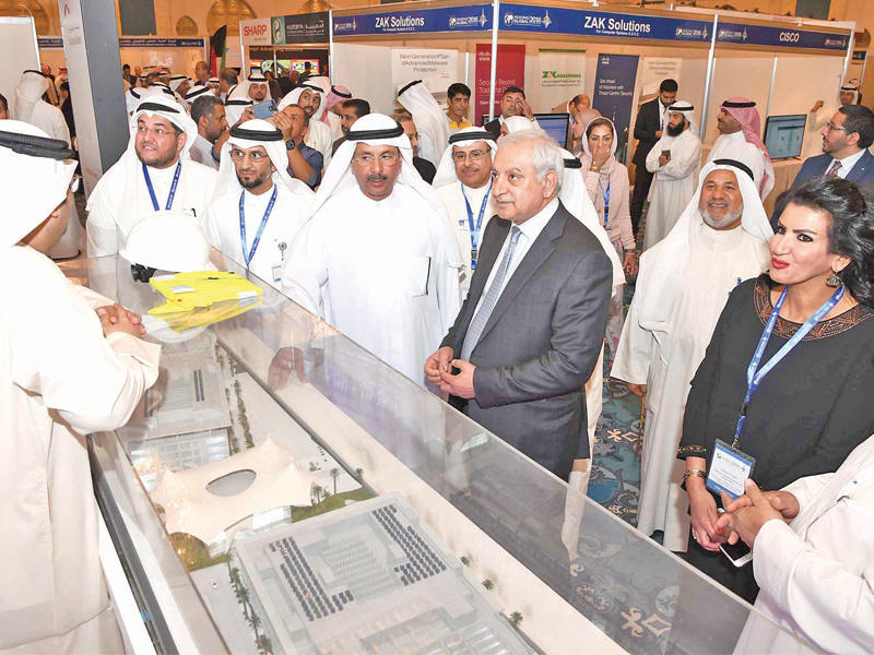 العيسى والاثري ونواب المدير خلال الجولة بمعرض المؤتمر