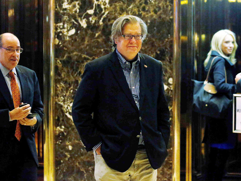 ستيفن بانون في ترامب تاور قبل أيام (رويترز)