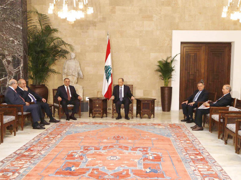 عون مستقبلاً الصقر ووفد مجلس العلاقات في القصر الرئاسي في بعبدا أمس  