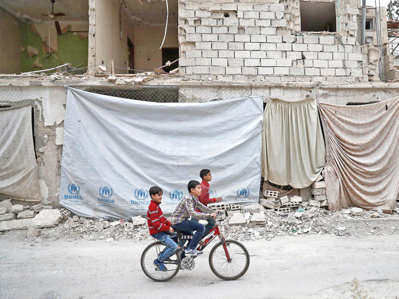 فتية سوريون في دوما أمس الأول  (أ ف ب)