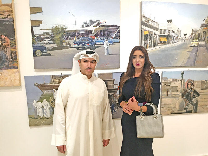 مها المنصور وخالد العصفور في المعرض