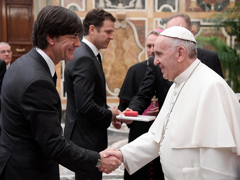 البابا فرانسيس يصافح مدرب ألمانيا يواكيم لوف خلال لقاء خاص مع منتخب المانيا لكرة القدم في الفاتيكان اليوم