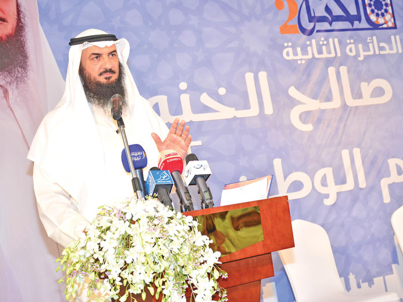 الخنة متحدثاً في الندوة