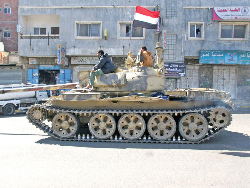 قوات موالية لهادي في مدينة تعز أمس (رويترز)