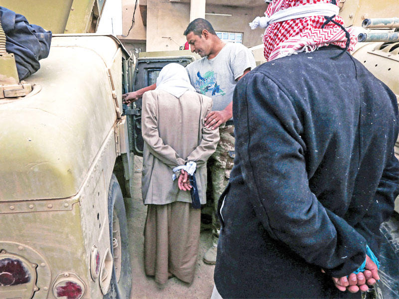 القوات العراقية تعتقل رجالاً بينهم مسنون في مدينة نمرود الأثرية أمسt(أ ف ب)