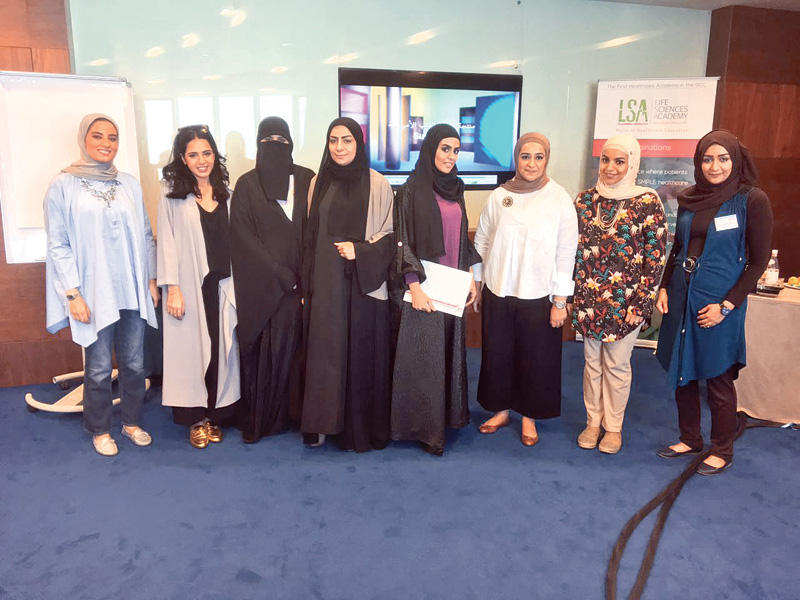 عدد من موظفات مجلس الأمة خلال الدورة التدريبية