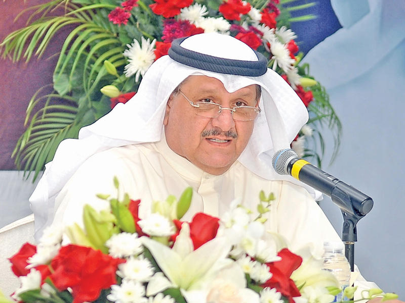 عيسى الكندري متحدثاً 