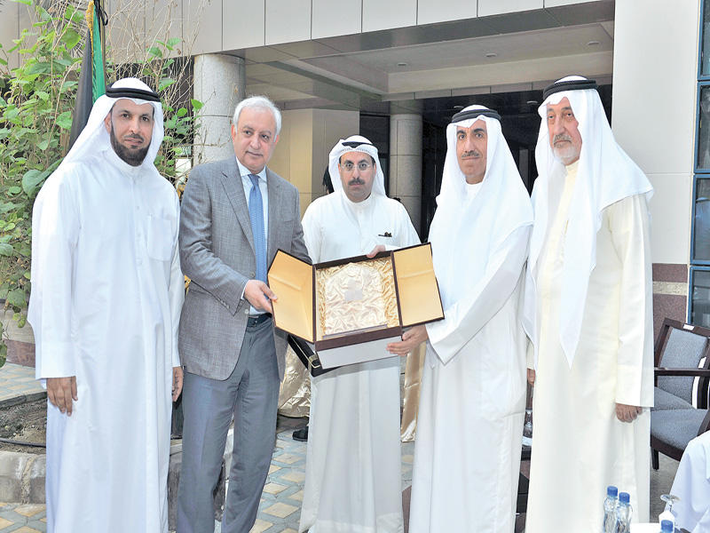 الأنصاري خلال تكريم العيسى في «يوم التسامح العالمي»