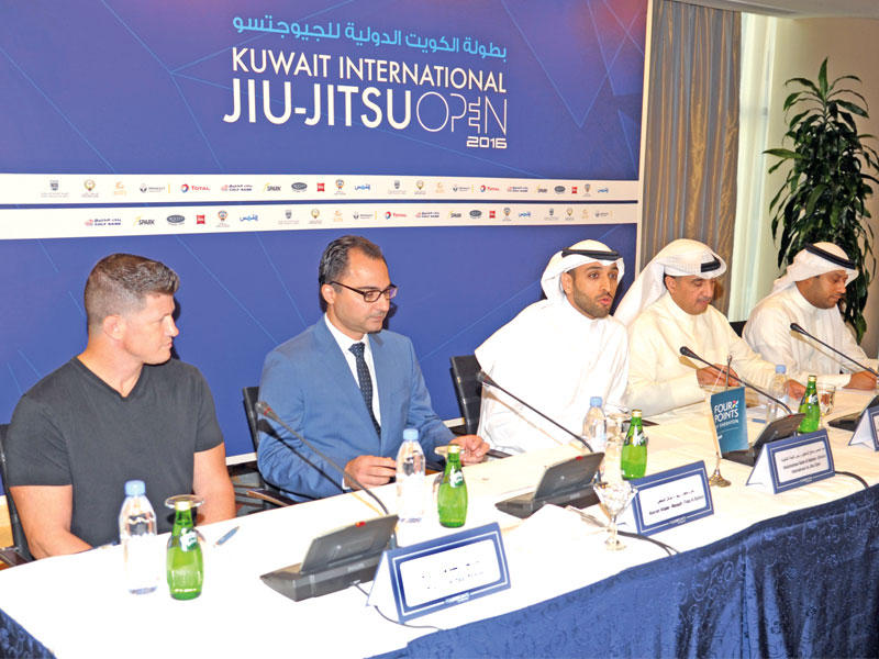 عبدالمحسن البابطين يتوسط ممثلي رعاة البطولةn