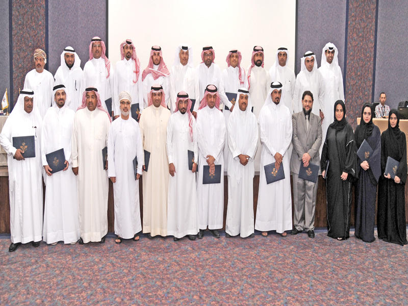 السيف مع أعضاء الوفود الخليجية