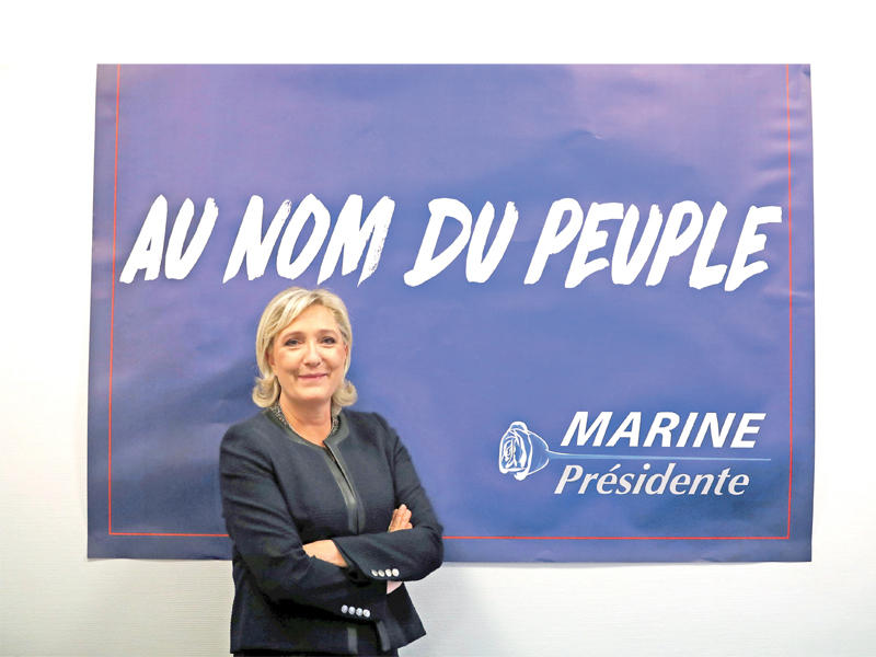 لوبان تفتتح أمس مقر حملتها الانتخابية الرئاسية بباريس الذي اطلقت عليه اسم «إيسكال» ورفعت شعاراً انتخابياً بعنوان «باسم الشعب» (رويترز)