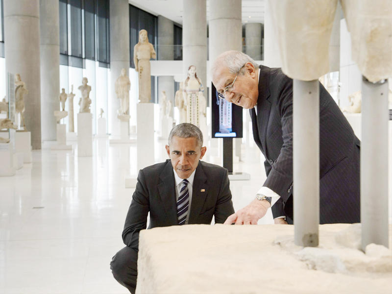 أوباما يستمع للبروفيسور ديميروس باندرمليس مدير متحف أكروبوليس في أثينا  أمس