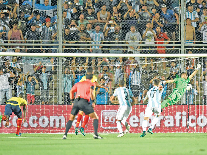 أوسبينا حارس مرمى كولومبيا يفشل في التصدي لركلة ميسي