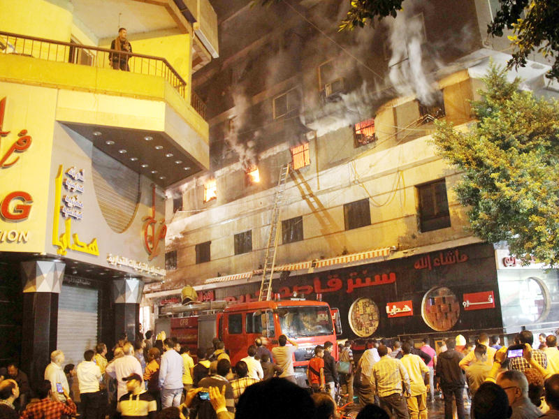 اندلاع حريق كبير في حي الفجالة التجاري في القاهرة يكبد خسائر كبيرة في البضائع أمس