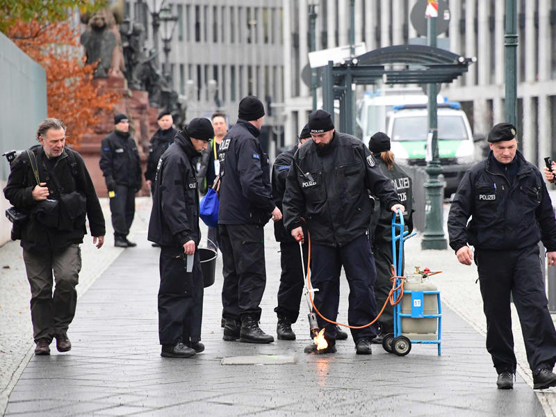 الشرطة الألمانية تمشط منطقة مرور أوباما إلى مقر المستشارية في برلين أمس(أ ف ب)