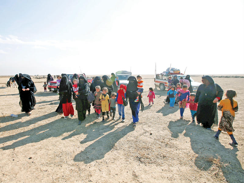 عدد من النازحين يعودون لمنطقة بعشيقة بعد تحريرها من «داعش» أمس   (رويترز)