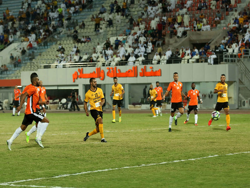 تسديدة المطوع في طريقها لشباك كاظمة (تصوير جورج ريجي)
