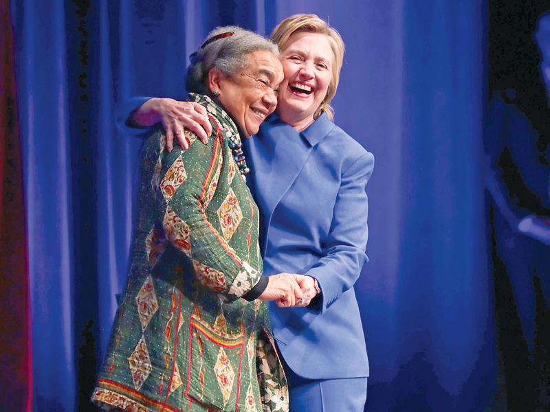 كلينتون تحتضن رئيسة صندوق الدفاع عن الطفولة ماريان رايت بواشنطن أمس الأول (أ ف ب)