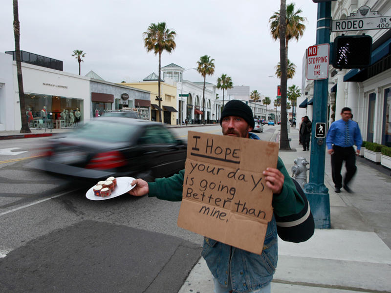 مشرد في أغنى حي بالمدينة