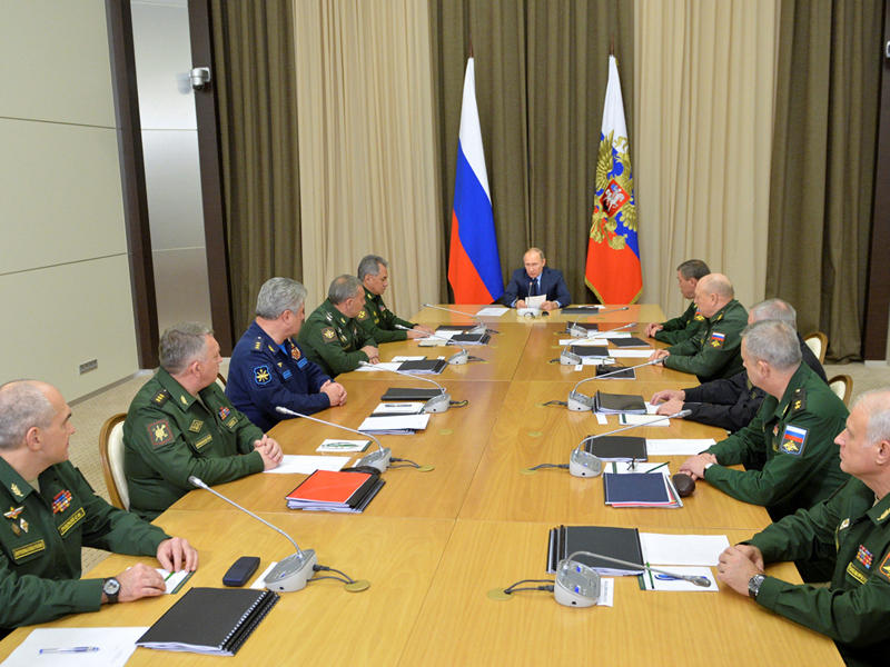 بوتين متحدثاً خلال اجتماع عقده مع كبار المسؤولين العسكريين الروس - رويترز