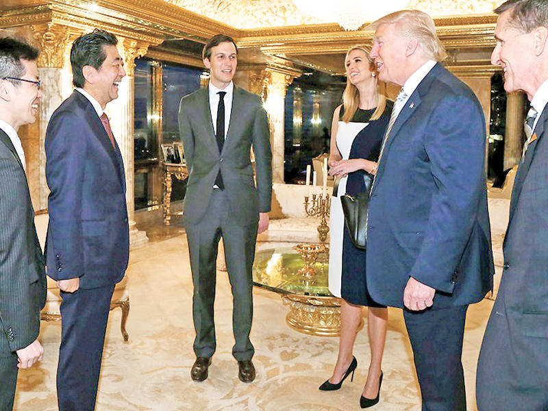 ترامب مستقبلاً آبي في منزله الفاخر بنيويورك أمس الأول بحضور ابنته إيفانكا وزوجها (أ ف ب)