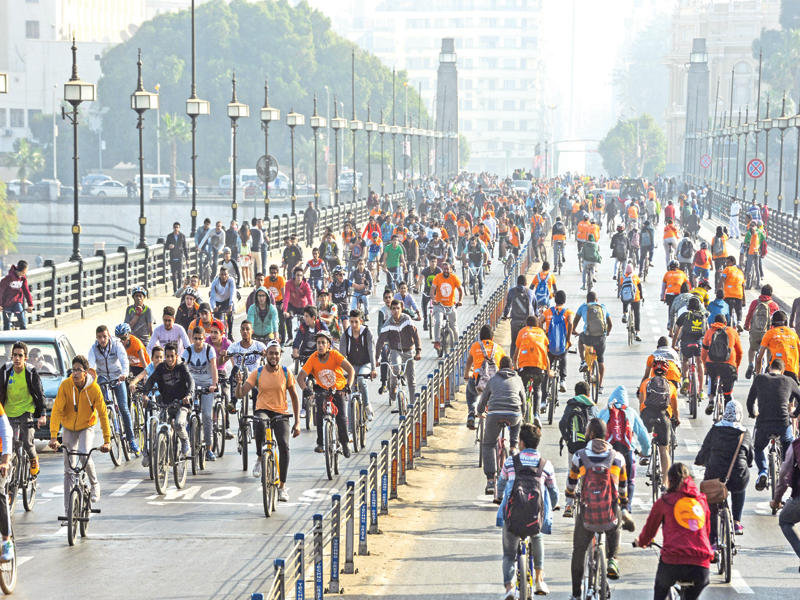 جانب من ماراثون للدراجات تنظمه السفارة الهولندية سنوياً في مصر على أحد جسور القاهرة صباح أمس (إي بي أيه)