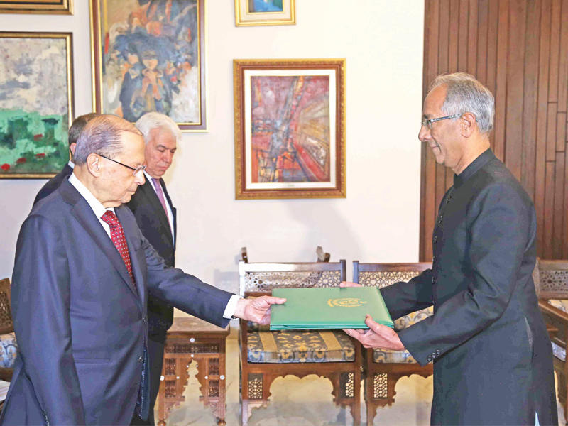 سفير باكستان آفتاب احمد خوخر يقدم أوراق اعتماده لعون في قصر بعبدا أمس (دالاتي ونهرا)