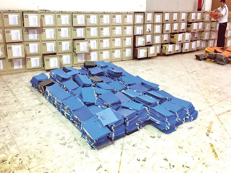 جانب من عملية مراجعة ملفات ذوي الإعاقة