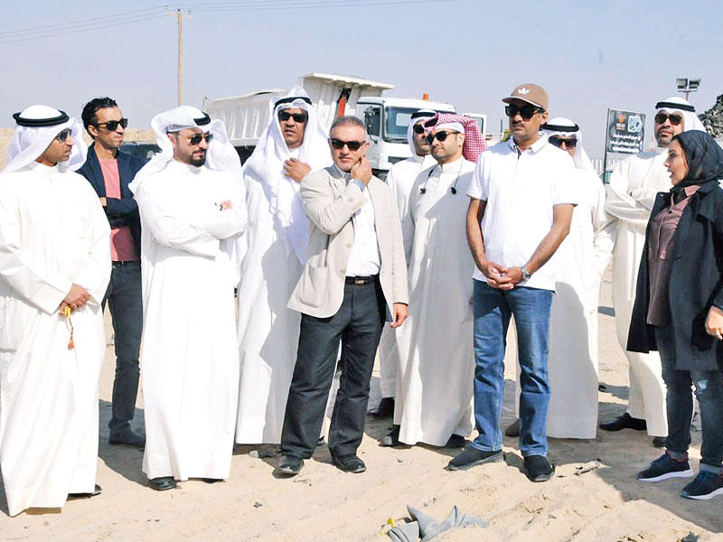 العلي خلال زيارته للموقع