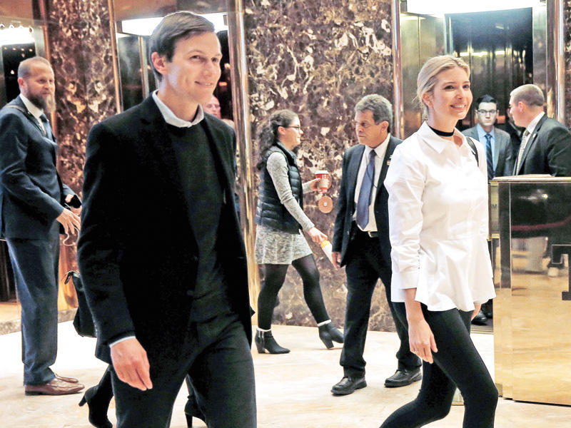 ايفانكا ترامب وزوجها جاريد كوشنر في «ترامب تاور» مساء أمس الأول (رويترز)