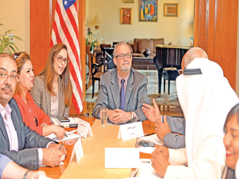 السفير الأميركي متحدثاً إلى الصحافيين