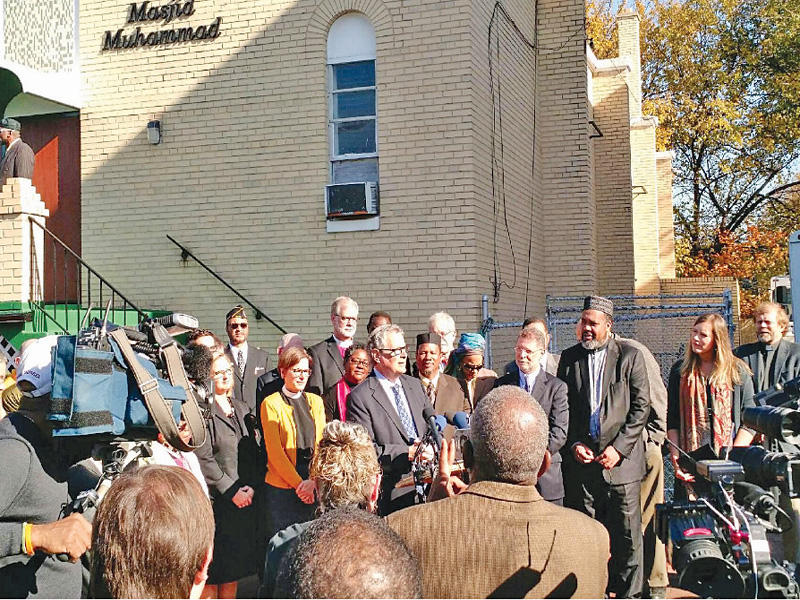 تجمع لناشطين وجمعيات مؤيدة للحوار بين الأديان في أقدم جامع بواشنطن رفضاً لتسجيل المسلمين أمس الأول