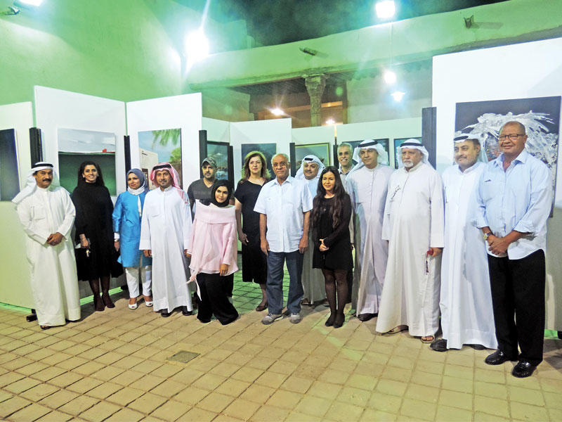 المشاركون في المعرض مع اليوحة