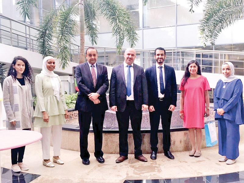 محاضرا الندوة متوسطين الأسرة الاكاديمية في الكلية