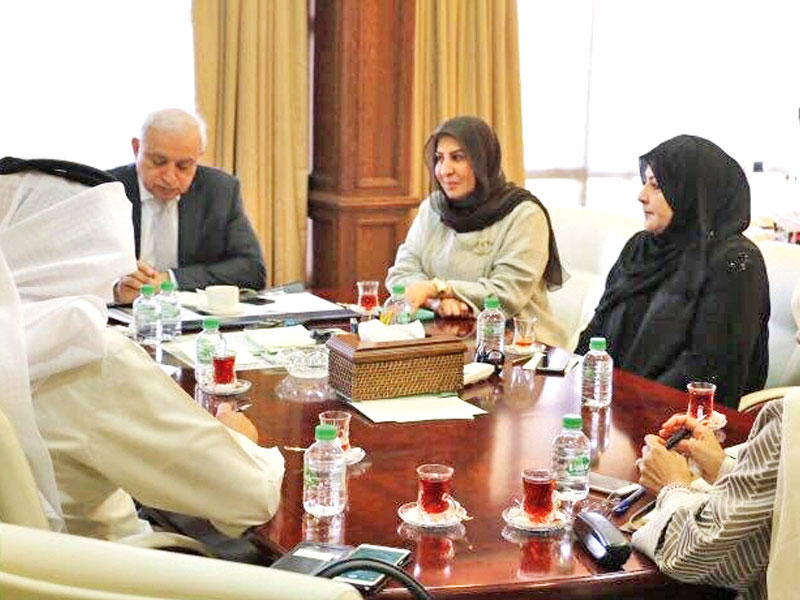 العيسى والكندري خلال الاجتماع أمس