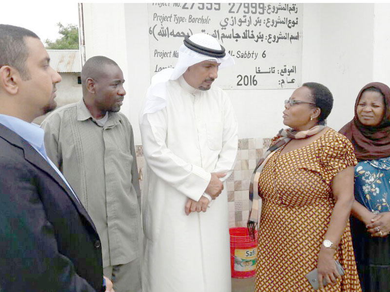 السفير الناجم خلال افتتاح البئر للمياه في تنزانيا