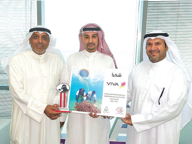 المطيري يتسلم درعاً تكريميةً من الفاضل والشطي