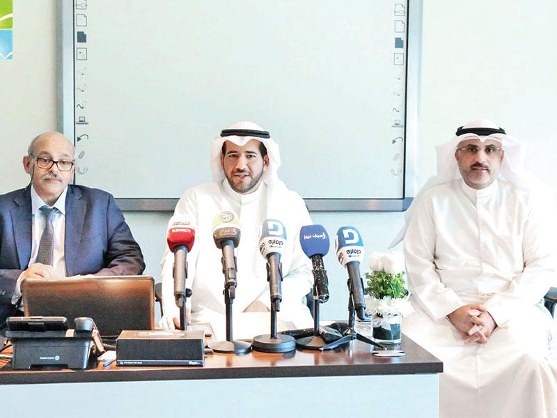 الأحمد والقصاص والعنزي خلال الورشة 