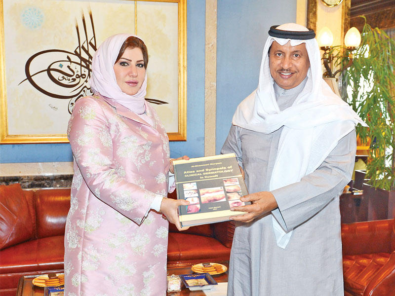 المبارك يتسلم من الاستشارية الشمري كتابها