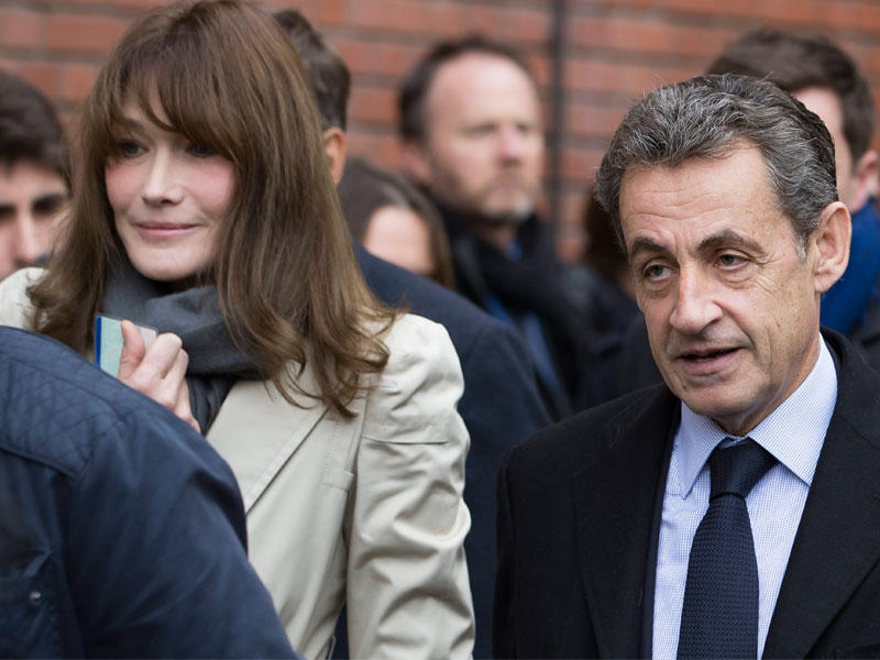 ساركوزي وزوجته كارلا بروني بعد إدلائهما بصوتيهما أم (تويتر)