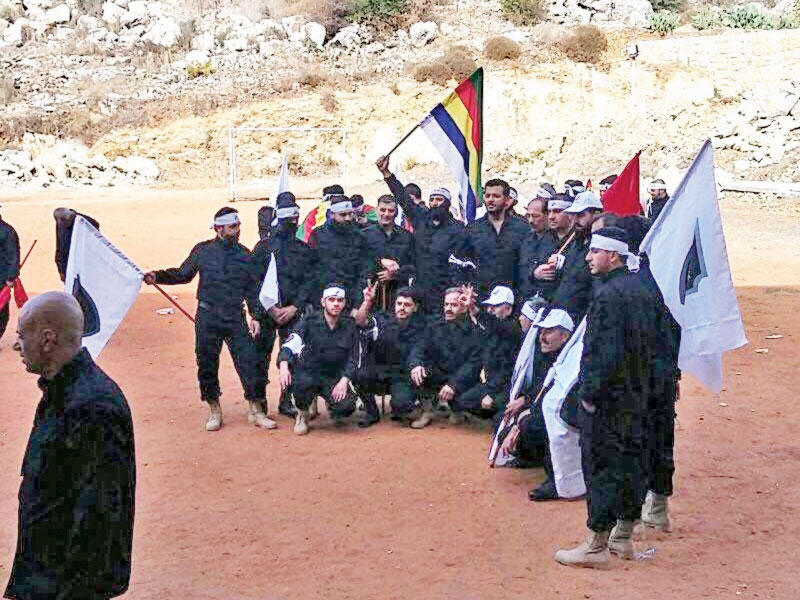 عناصر في «سرايا التوحيد» يستعدون للعرض المسلح في الجاهلية أمس (تويتر)